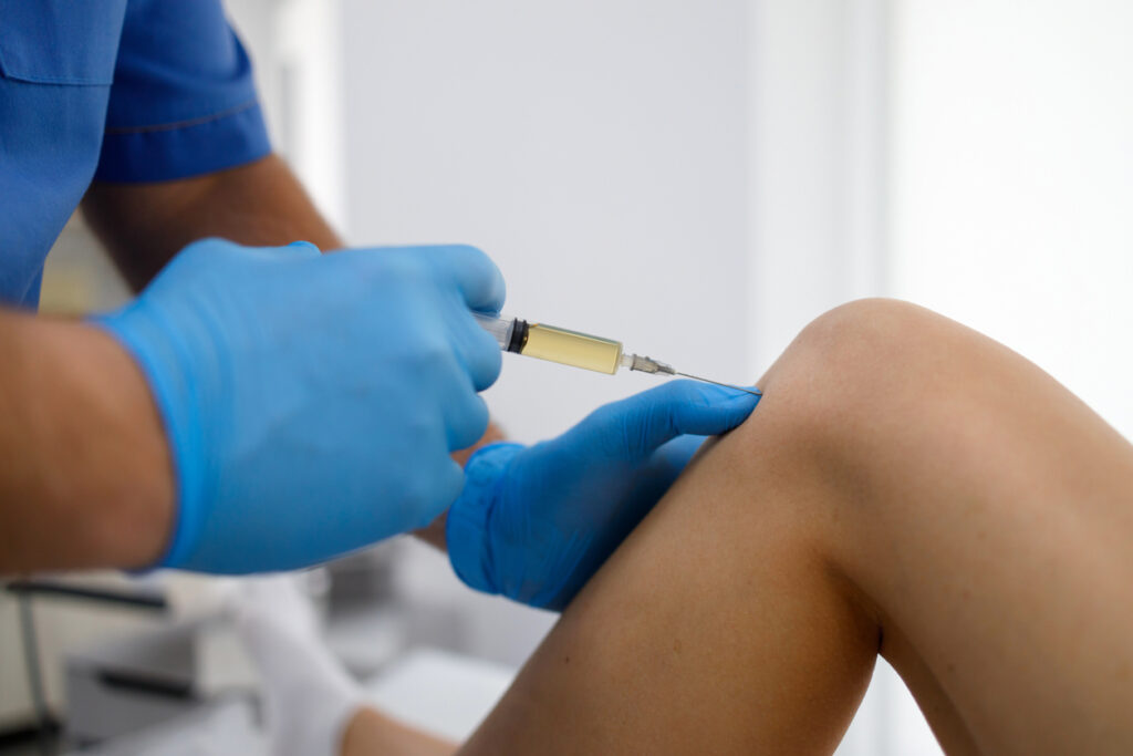 Treating knee injury pain with platelet-rich plasma injection